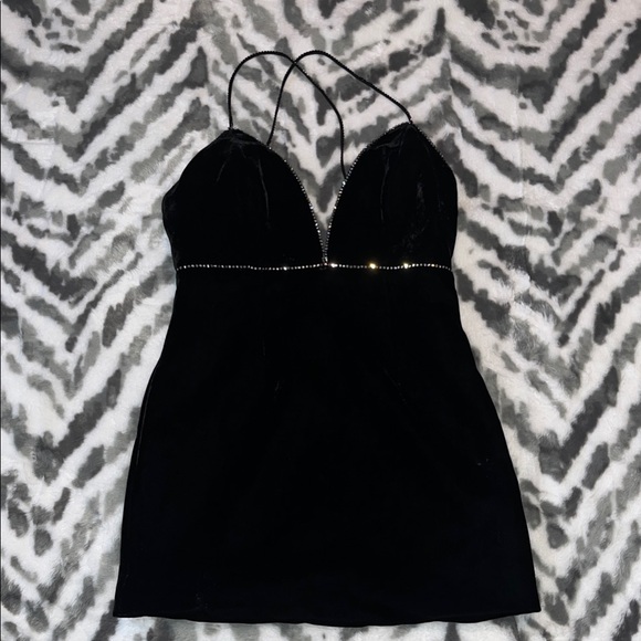 Elegant Crystal Embellished Velvet Black Mini Dress - Picture 2 of 6